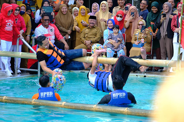 Kemeriahan dalam menyambut Hari Ulang Tahun (HUT) Ke-78 Republik Indonesia Tingkat Kabupaten Gowa semakin terlihat dengan digelarnya Lomba Pukul Bantal yang dilaksanakan di Kolam Mario Sungguminasa, Kabupaten Gowa, Sulawesi Selatan, Senin (14/8/2023).