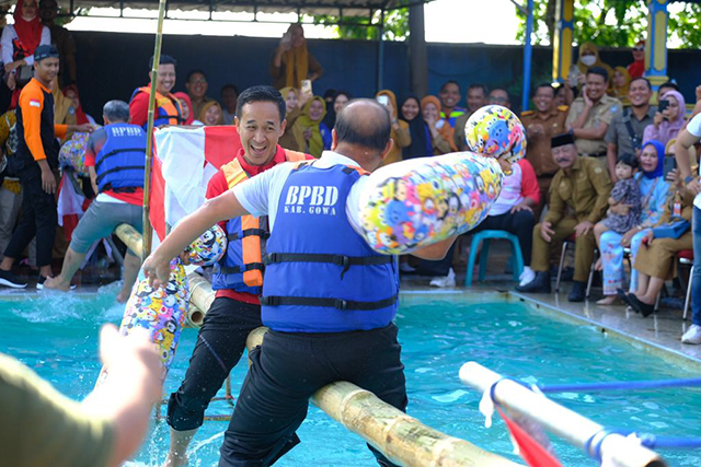 Kemeriahan dalam menyambut Hari Ulang Tahun (HUT) Ke-78 Republik Indonesia Tingkat Kabupaten Gowa semakin terlihat dengan digelarnya Lomba Pukul Bantal yang dilaksanakan di Kolam Mario Sungguminasa, Kabupaten Gowa, Sulawesi Selatan, Senin (14/8/2023).