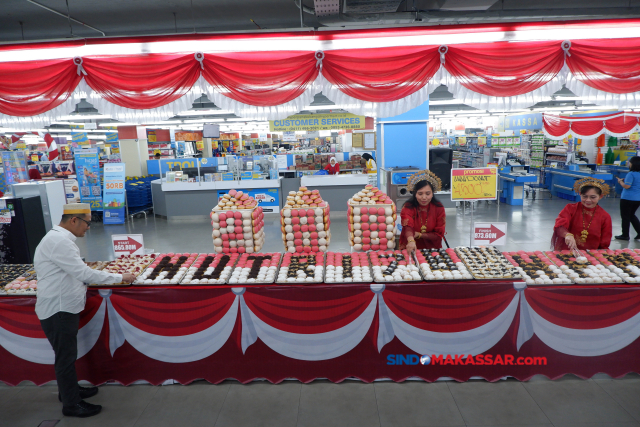 Pelayan menata kue donat bertema HUT ke-78 RI di salah satu toko Hypermart di Mall Panakkukang, Makassar, Sulawesi Selatan, Kamis (17/8/2023). 