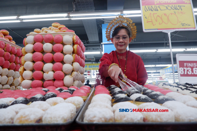 Pelayan menata kue donat bertema HUT ke-78 RI di salah satu toko Hypermart di Mall Panakkukang, Makassar, Sulawesi Selatan, Kamis (17/8/2023). 