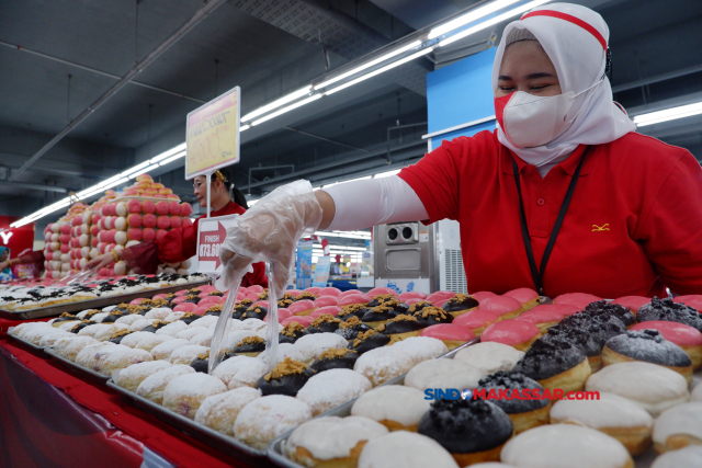 Pelayan menata kue donat bertema HUT ke-78 RI di salah satu toko Hypermart di Mall Panakkukang, Makassar, Sulawesi Selatan, Kamis (17/8/2023). 
