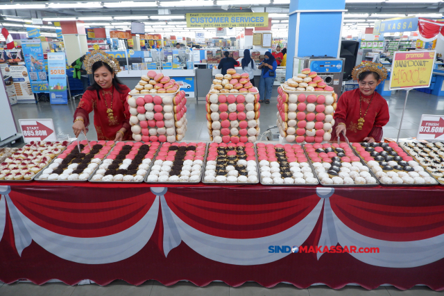 Pelayan menata kue donat bertema HUT ke-78 RI di salah satu toko Hypermart di Mall Panakkukang, Makassar, Sulawesi Selatan, Kamis (17/8/2023). 