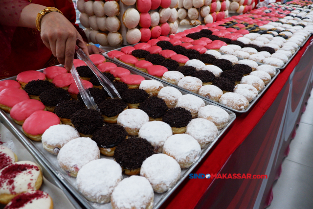 Pelayan menata kue donat bertema HUT ke-78 RI di salah satu toko Hypermart di Mall Panakkukang, Makassar, Sulawesi Selatan, Kamis (17/8/2023). 