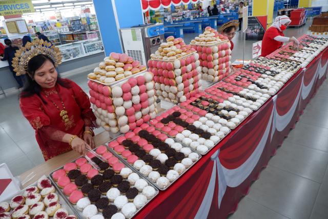 Pelayan menata kue donat bertema HUT ke-78 RI di salah satu toko Hypermart di Mall Panakkukang, Makassar, Sulawesi Selatan, Kamis (17/8/2023). 