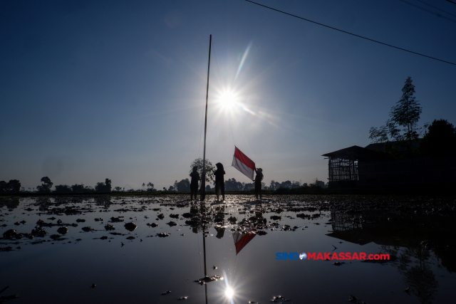 Puluhan petani menggelar upacara peringatan detik-detik Proklamasi di tengah area persawahan Desa Panakkukang, Kabupaten Gowa, Sulawesi Selatan, Kamis (17/8/2023)