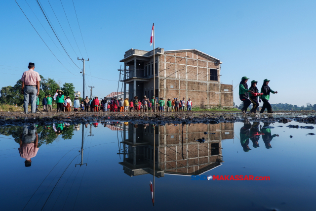 Puluhan petani menggelar upacara peringatan detik-detik Proklamasi di tengah area persawahan Desa Panakkukang, Kabupaten Gowa, Sulawesi Selatan, Kamis (17/8/2023)