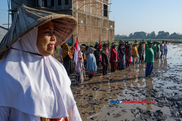 Puluhan petani menggelar upacara peringatan detik-detik Proklamasi di tengah area persawahan Desa Panakkukang, Kabupaten Gowa, Sulawesi Selatan, Kamis (17/8/2023)