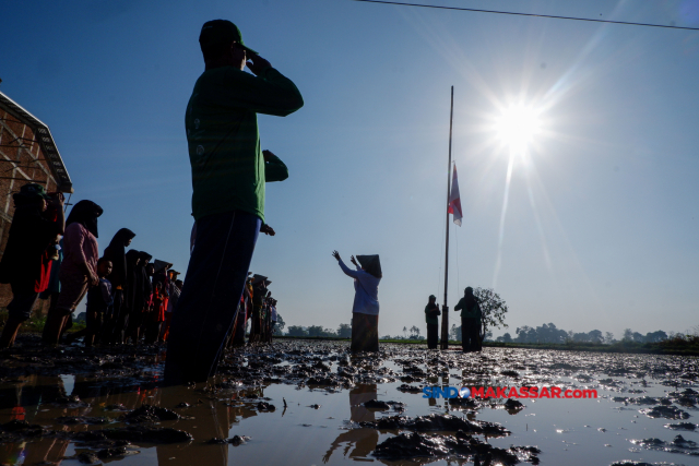 Puluhan petani menggelar upacara peringatan detik-detik Proklamasi di tengah area persawahan Desa Panakkukang, Kabupaten Gowa, Sulawesi Selatan, Kamis (17/8/2023)