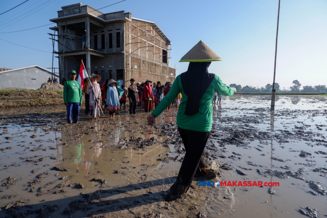 Puluhan petani menggelar upacara peringatan detik-detik Proklamasi di tengah area persawahan Desa Panakkukang, Kabupaten Gowa, Sulawesi Selatan, Kamis (17/8/2023)