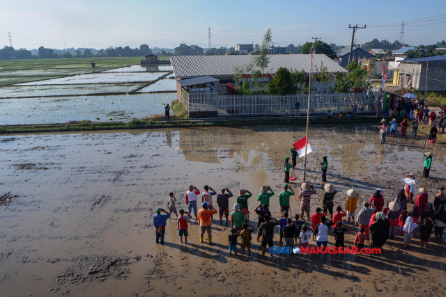 Petani Panakkukang Upacara Kemerdekaan di Area Persawahan