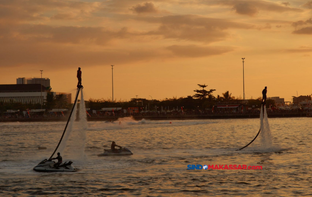 Pemain Flyboard Water Jet Pack beraksi saat pembukaan Makassar International Eight Festival and Forum (F8) 2023 di Anjungan Pantai Losari, Makassar, Sulawesi Selatan, Rabu (23/8/2023).