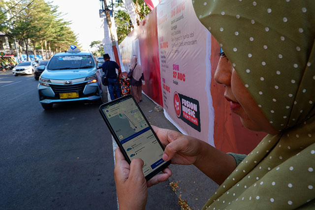 Layanan taksi Bluebird menggunakan aplikasi pemesanan mobile di Kota Makassar, Minggu (20/8/2023).