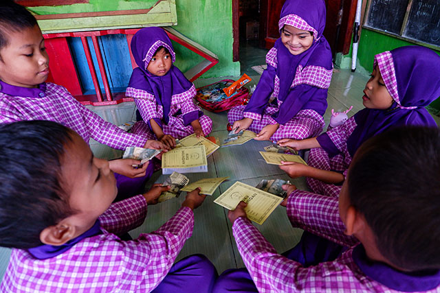 Sejumlah siswa-siswi Taman Kanak-kanak (TK) diajar menabung saat di sekolah, Makassar, Rabu (23/8/2023).