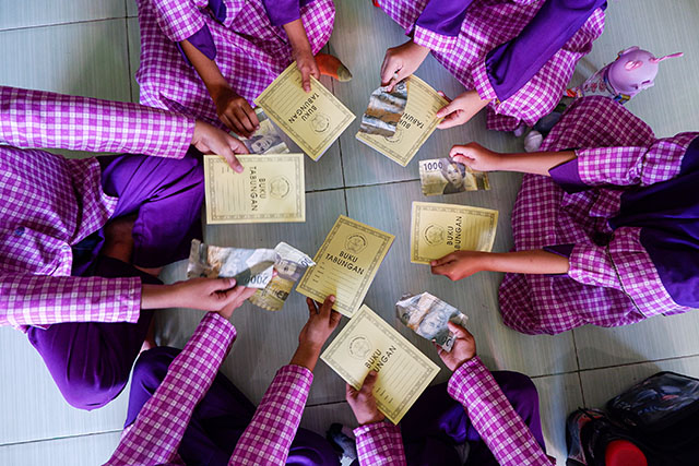 Sejumlah siswa-siswi Taman Kanak-kanak (TK) diajar menabung saat di sekolah, Makassar, Rabu (23/8/2023).