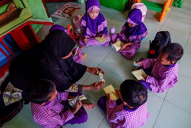 Mengajarkan Anak Menabung Sejak Dini