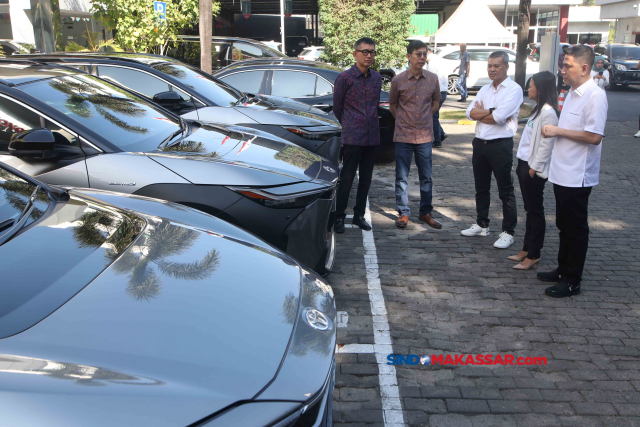 Penyerahan unit mobil listrik Toyota BZ4x di Showroom Toyota Urip Sumoharjo, Makassar, Kamis (14/9/2023).