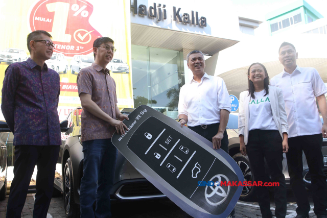 Penyerahan unit mobil listrik Toyota BZ4x di Showroom Toyota Urip Sumoharjo, Makassar, Kamis (14/9/2023).