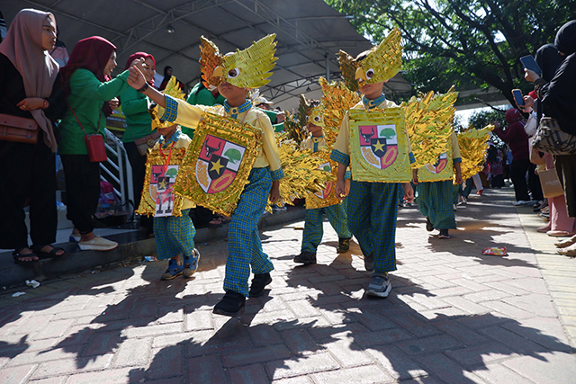 Sejumlah anak dari Taman Kanak-kanak (TK) Pusat Pendidikan Anak Usia Dini (PAUD) mengikuti pawai karnaval budaya menyambut HUT ke-78 RI dengan memakai pakaian adat dari berbagai daerah di Taman Pakui Sayang, Makassar, Rabu (30/08/2023).