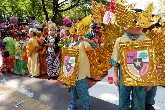 Sejumlah anak dari Taman Kanak-kanak (TK) Pusat Pendidikan Anak Usia Dini (PAUD) mengikuti pawai karnaval budaya menyambut HUT ke-78 RI dengan memakai pakaian adat dari berbagai daerah di Taman Pakui Sayang, Makassar, Rabu (30/08/2023).