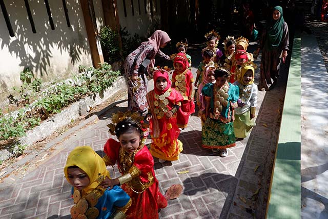 Sejumlah anak dari Taman Kanak-kanak (TK) Pusat Pendidikan Anak Usia Dini (PAUD) mengikuti pawai karnaval budaya menyambut HUT ke-78 RI dengan memakai pakaian adat dari berbagai daerah di Taman Pakui Sayang, Makassar, Rabu (30/08/2023).