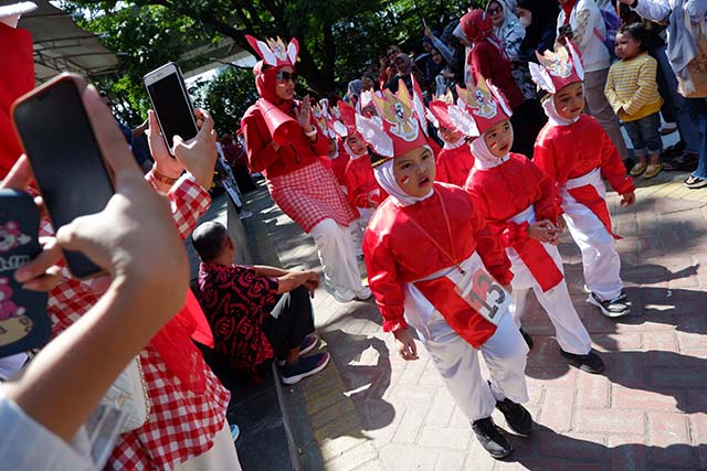 Sejumlah anak dari Taman Kanak-kanak (TK) Pusat Pendidikan Anak Usia Dini (PAUD) mengikuti pawai karnaval budaya menyambut HUT ke-78 RI dengan memakai pakaian adat dari berbagai daerah di Taman Pakui Sayang, Makassar, Rabu (30/08/2023).