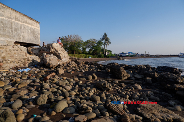 Sekelompok anak bermain di pesisir pantai yang terdampak abrasi di Desa Sampulungan, Galesong Utara, Kabupaten Takalar, Sulawesi Selatan (Sulsel), Selasa (12/9/2023).