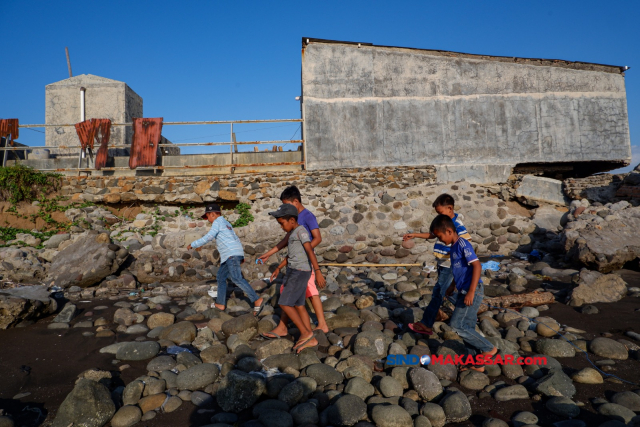 Sekelompok anak bermain di pesisir pantai yang terdampak abrasi di Desa Sampulungan, Galesong Utara, Kabupaten Takalar, Sulawesi Selatan (Sulsel), Selasa (12/9/2023).