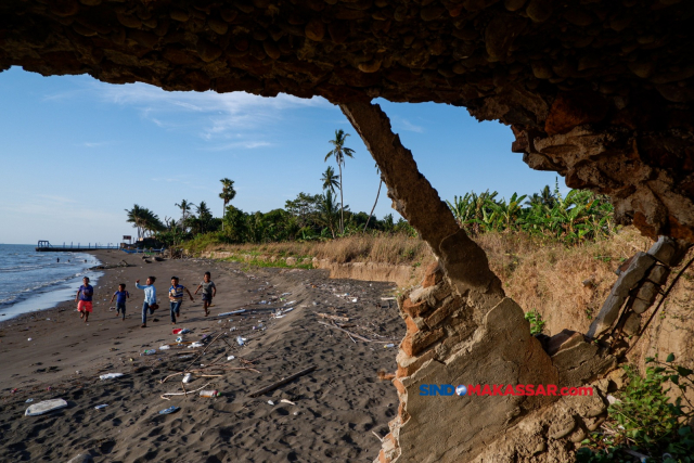 Sekelompok anak bermain di pesisir pantai yang terdampak abrasi di Desa Sampulungan, Galesong Utara, Kabupaten Takalar, Sulawesi Selatan (Sulsel), Selasa (12/9/2023).