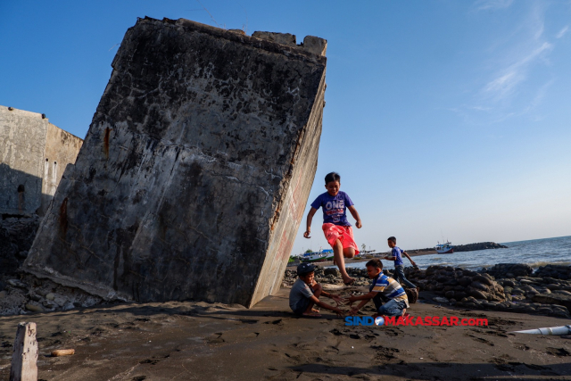 Sekelompok anak bermain di pesisir pantai yang terdampak abrasi di Desa Sampulungan, Galesong Utara, Kabupaten Takalar, Sulawesi Selatan (Sulsel), Selasa (12/9/2023).