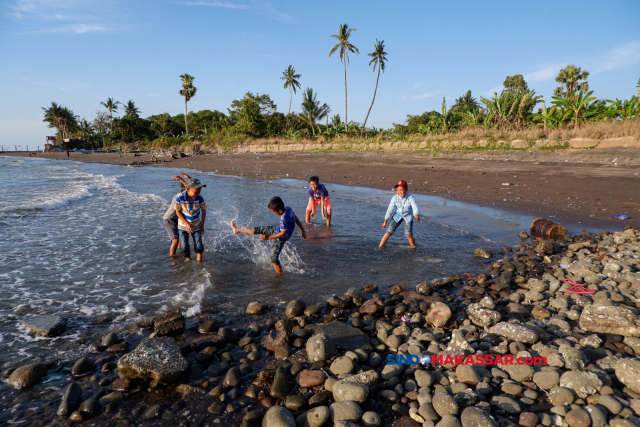 Sekelompok anak bermain di pesisir pantai yang terdampak abrasi di Desa Sampulungan, Galesong Utara, Kabupaten Takalar, Sulawesi Selatan (Sulsel), Selasa (12/9/2023).