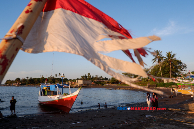 Sekelompok anak bermain di pesisir pantai yang terdampak abrasi di Desa Sampulungan, Galesong Utara, Kabupaten Takalar, Sulawesi Selatan (Sulsel), Selasa (12/9/2023).