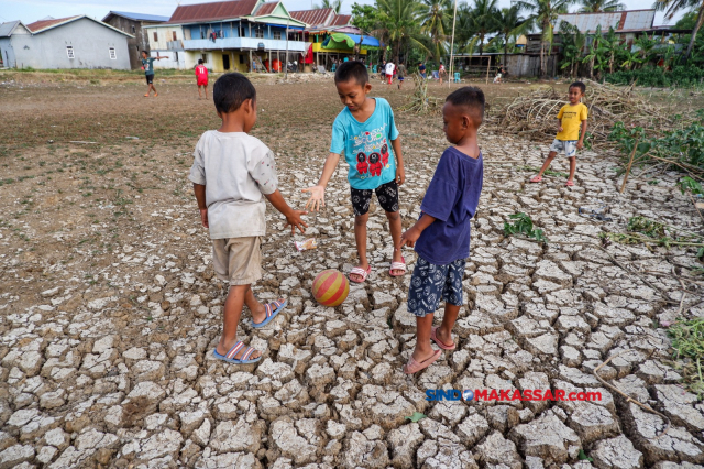 Musim kemarau tiba, area persawahan mengalami kekeringan di Desa Pajukukang, Kecamatan Bontoa, Maros, Sulawesi Selatan, Sabtu (9/9/2023).