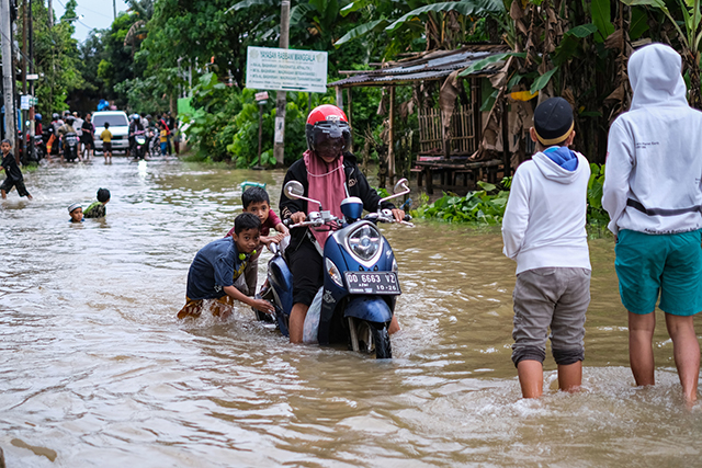 Banjir boleh jadi bencana bagi banyak warga. Tetapi tidak demikian bagi anak-anak di wilayah Jalan Nipa-nipa, Makassar, Kamis (15/2/2023).