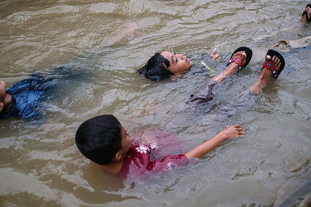 Banjir boleh jadi bencana bagi banyak warga. Tetapi tidak demikian bagi anak-anak di wilayah Jalan Nipa-nipa, Makassar, Kamis (15/2/2023).