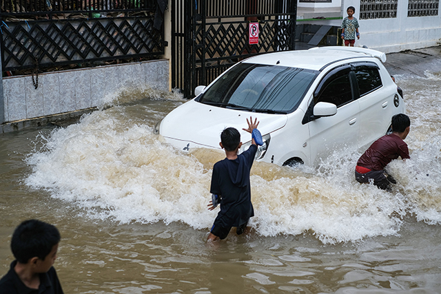 Mereka menganggap banjir yang terjadi merupakan berkah, sekaligus momentum untuk menjaga kekompakan antarkawan.