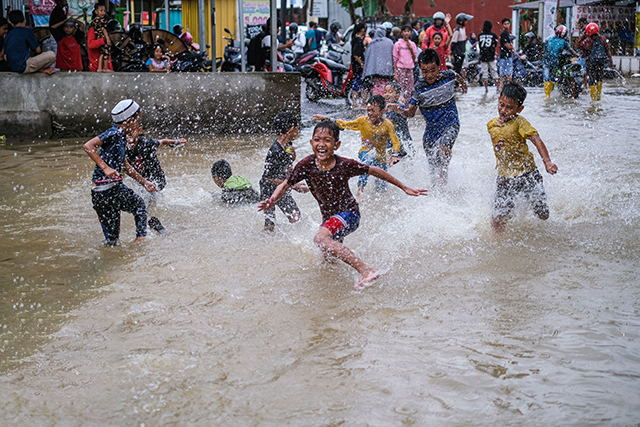 Banjir boleh jadi bencana bagi banyak warga. Tetapi tidak demikian bagi anak-anak di wilayah Jalan Nipa-nipa, Makassar, Kamis (15/2/2023).