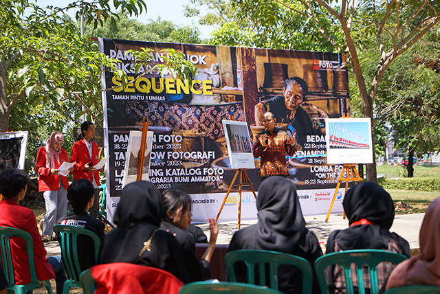 Prof. drg. Muhammad Ruslin menyampaikan sambutan pada kegiatan pameran pojok UKM Fotgrafi Unhas  yang bertema “Sequence”  di Taman Pintu 1 Unhas.