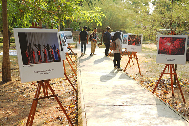 Suasana pameran pojok UKM Fotgrafi Unhas  yang bertema “Sequence”  di Taman Pintu 1 Unhas.