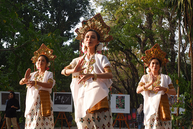 Persembahan tari tradsional di kegiatan pameran pojok UKM Fotgrafi Unhas  yang bertema “Sequence”  di Taman Pintu 1 Unhas.