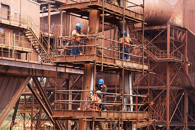 Aktivtas pekerja tambang di smelter milik PT VALE Indonesia di Kabupaten Luwu Timur, Sulawesi Selatan, Jumat (28/7/2023).
