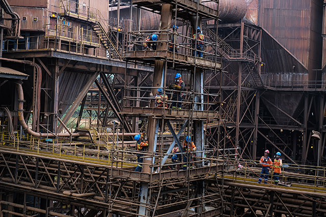Aktivtas pekerja tambang di smelter milik PT VALE Indonesia di Kabupaten Luwu Timur, Sulawesi Selatan, Jumat (28/7/2023).