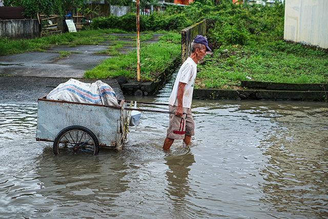 Banjir Tak Menghalangi Aktivitas Warga