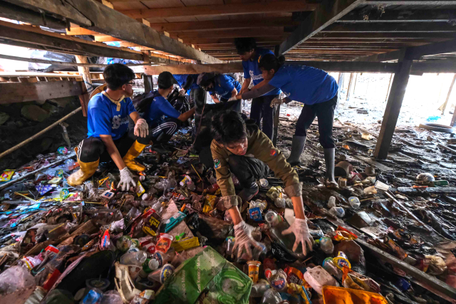 Pemuda Pandawara Bersihkan Kampung Nelayan Manggara Bombang
