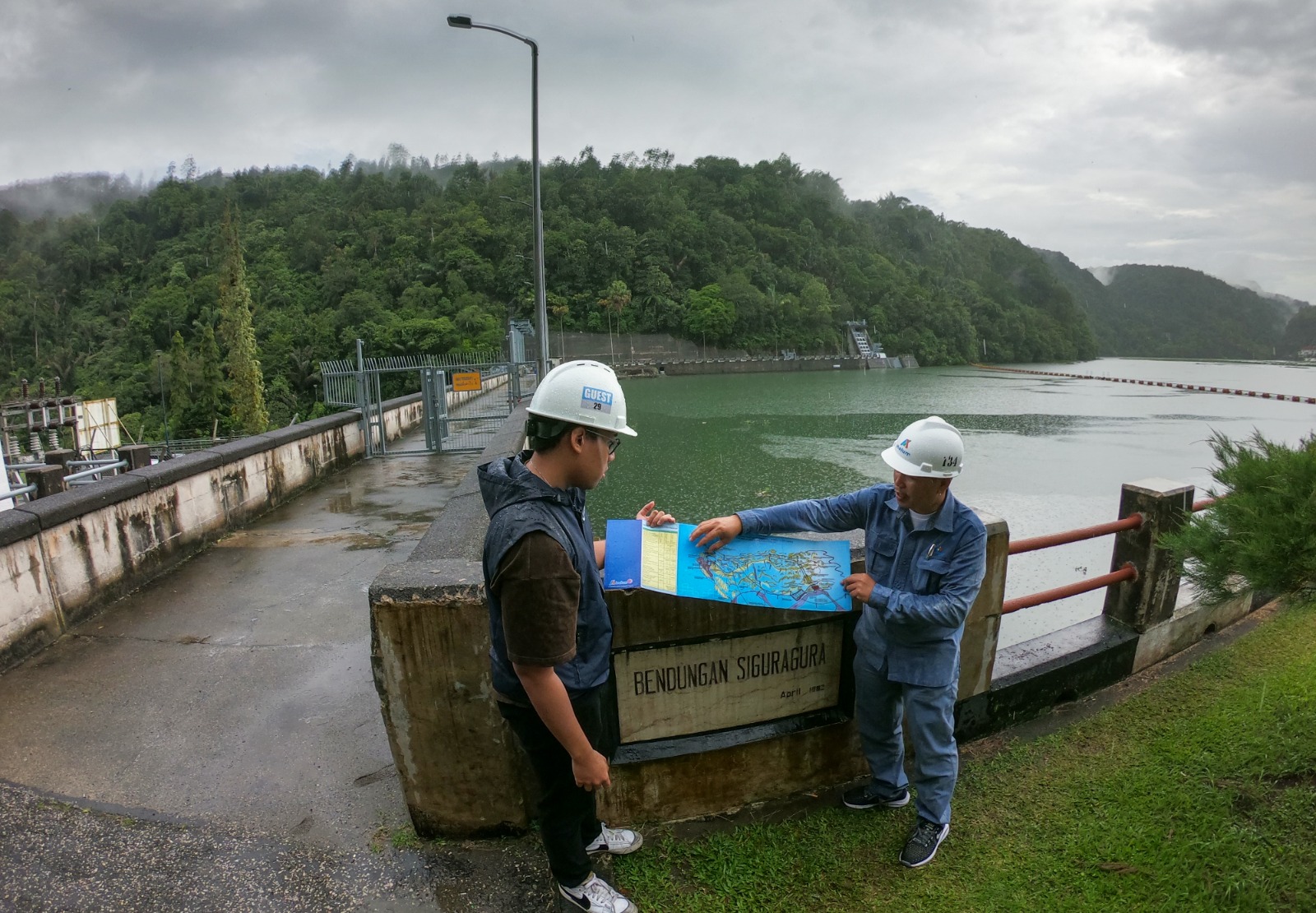 Petugas menjelaskan mengenai wilayah Bendungan Siguragura di Desa Paritohan, Kabupaten Toba Samosir, Sumatra Utara, Senin (16/10/2023)