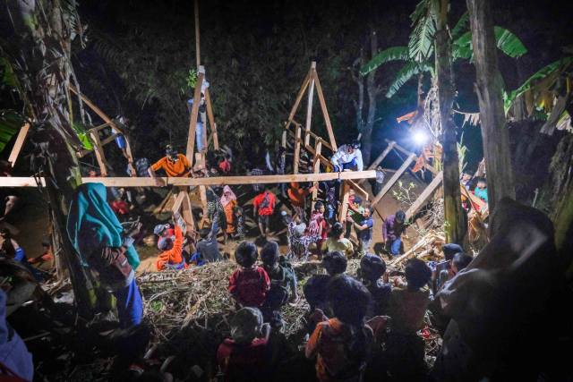 Warga Cindakko Gotong Royong Bangun Rumah