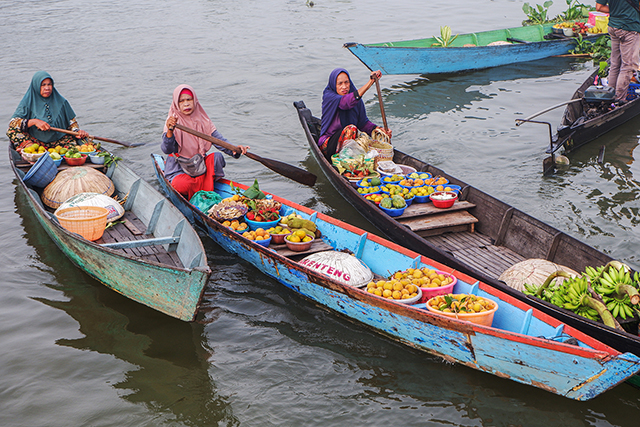 Aktivitas pedagang di Pasar Terapung, Kabupaten Banjarmasin, Kalimantan Selatan, Rabu (1/11/2023). Untuk permodalan, PNM menargetkan penyaluran pembiayaan sebesar 70 T di Tahun 2023 ini dan mendorong go Digitalisasi UMKM, hingga membuat UMKM dapat berkembang dan mandiri.