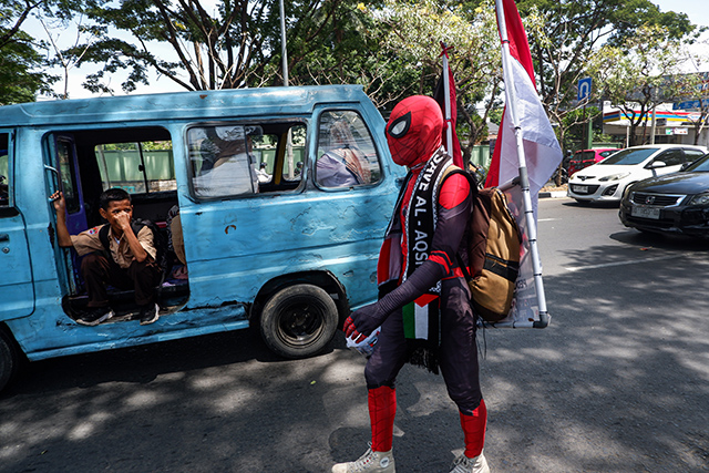 Seorang pria berkostum spiderman melakukan aksi longmarch peduli Palestina di Kota Makassar, Sulawesi Selatan, Jumat (17/11/2023).