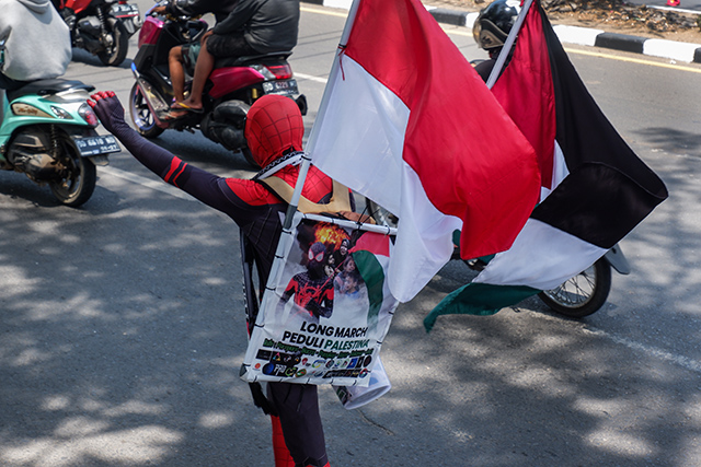 Seorang pria berkostum spiderman melakukan aksi longmarch peduli Palestina di Kota Makassar, Sulawesi Selatan, Jumat (17/11/2023).