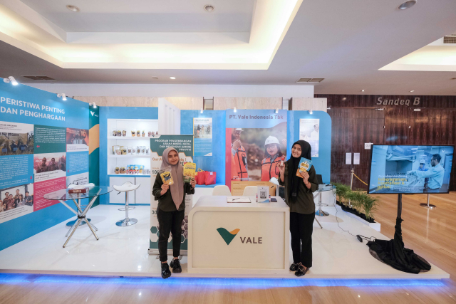Pengunjung melihat aneka produk UMKM di booth PT Vale Indonesia Tbk di Ajang Makassar Leadership Summit 2023, Selasa (28/11/2023).