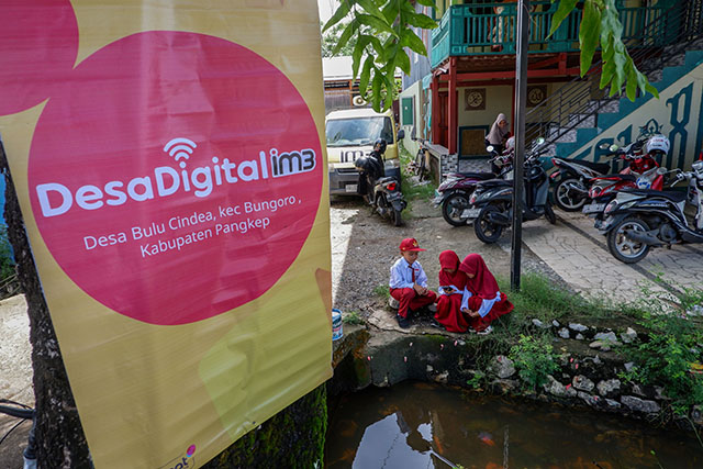 Beberapa anak menggunakan smartphone di Desa Bulu Cindea Kecamatan Bungoro, Kabupaten Pangkep, Sulawesi Selatan, Senin (4/12/2023). Indosat Ooredoo Hutchison (Indosat atau IOH) melalui brand IM3 menghadirkan program Desa Digital IM3 di beberapa desa di Sulawesi Selatan, bertujuan untuk memberdayakan pegiat usaha mikro, kecil dan menengah (UMKM).